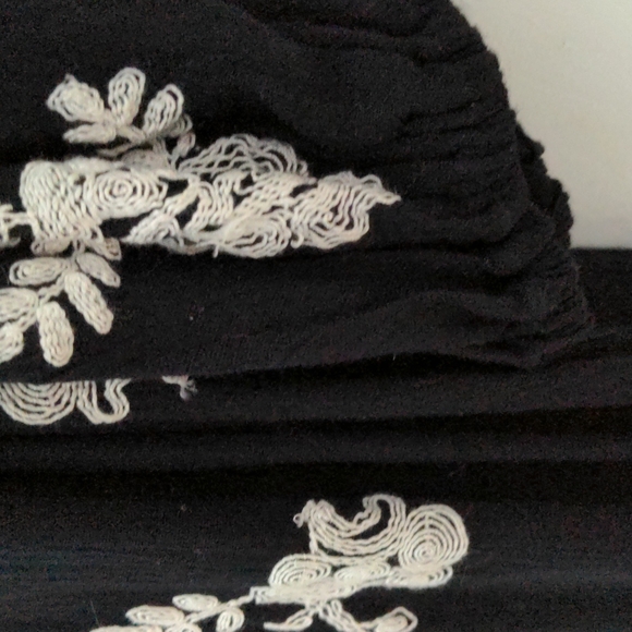 Free People Size M Black Dress with White Embroidered Flowers NWT - Picture 3 of 8
